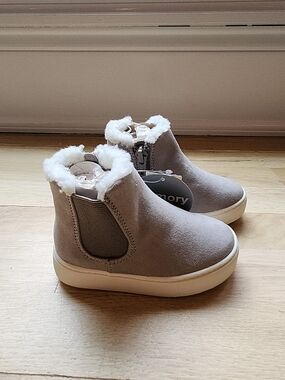 NEW! Baby GAP Toddler Sherpa Lined High Top Sneakers, Size 6 Gray Taupe